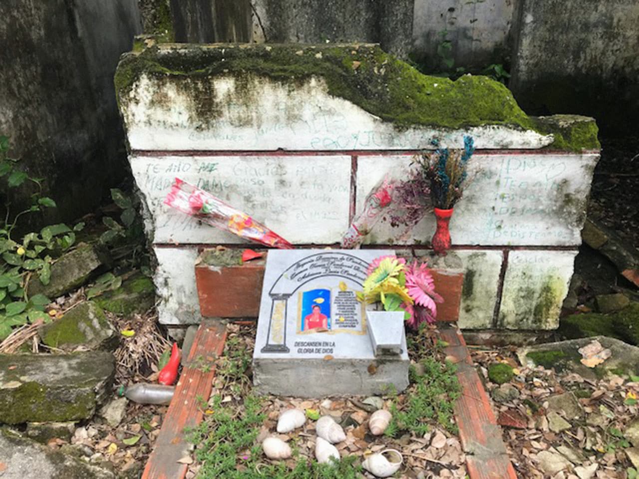 Algunas de las tumbas también lucen descuidadas por el paso del tiempo.