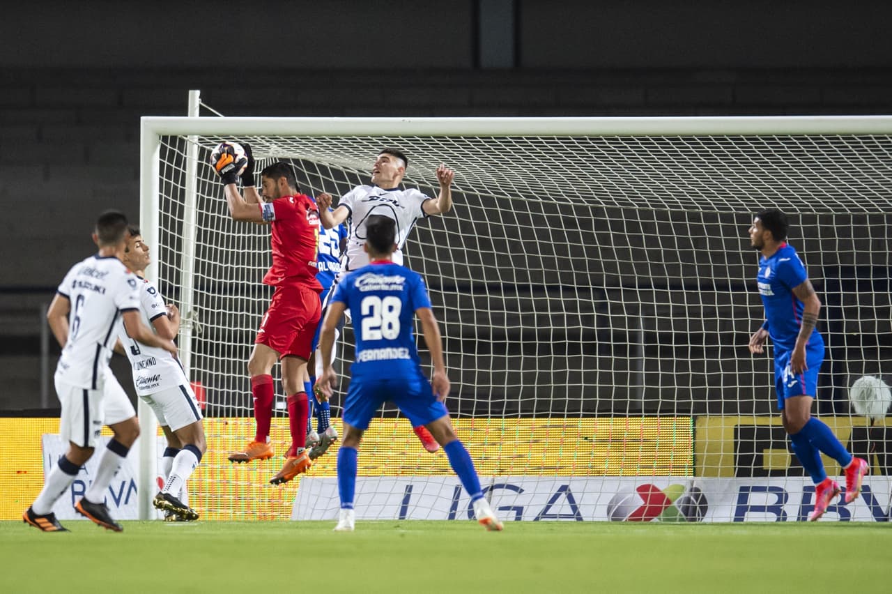 Con gol de Jonathan Rodríguez desde los once pasos, Cruz Azul sale victorioso en su visita a los Pumas 0-1. Cruz Azul retoma el liderato y los Pumas continúan hundidos entre los últimos puestos del torneo.