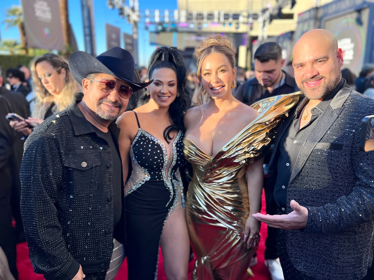 Luciendo radiante con un vestido dorado.