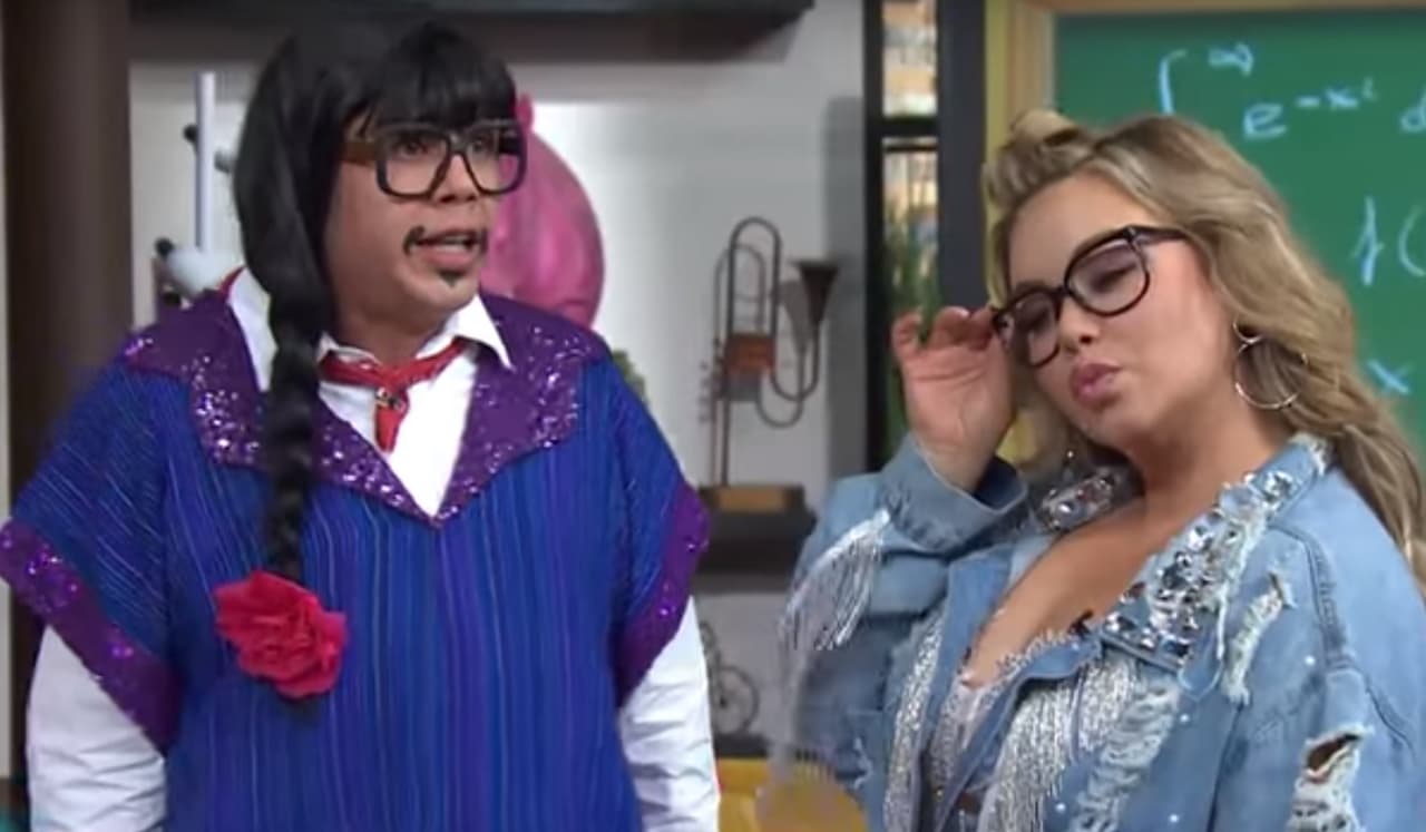 Chiquis Rivera aprobó el examen como actriz de comedia dentro del squetche de 'La escuelita'.