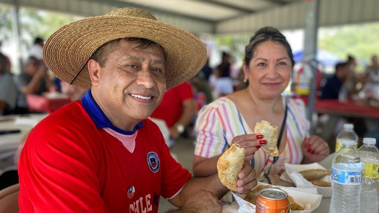 Los asistentes a la fiesta disfrutaron de platillos típicos de Chile. Estuvieron presentes Daniel Olivares director ballet folclórico “Chilean folk life” disfrutando de una empanada chilena.