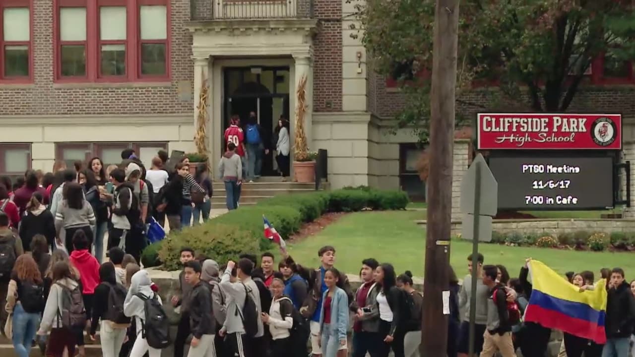 "Por estar en América no vamos a dejar nuestra cultura": Estudiantes a maestra que pidió "hablar americano"