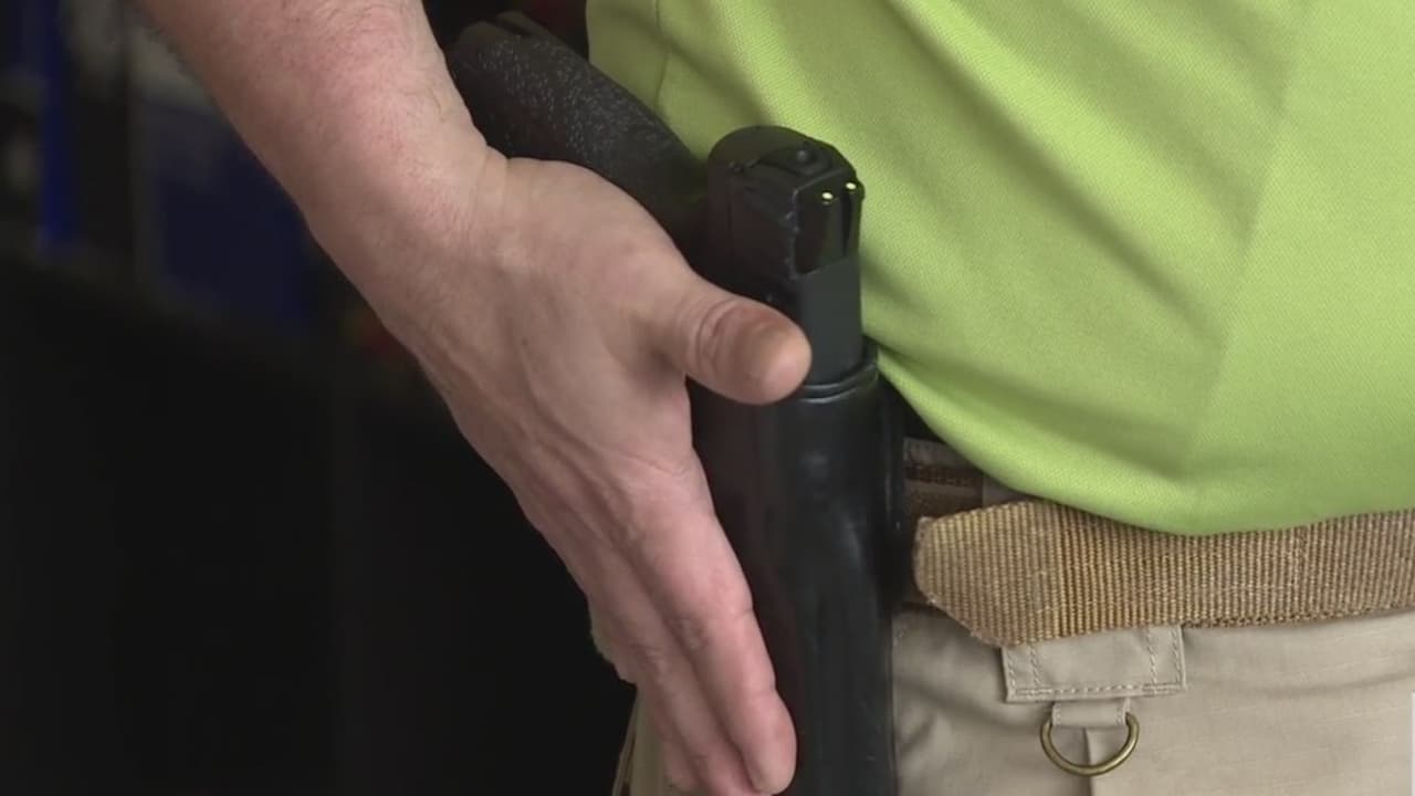 La medida, que se espera sea firmada próximamente por el gobernador Greg Abbott, ha sido criticada por muchos pues podría poner en un inminente peligro a miembros de la comunidad y agentes de la policía, cuyo sindicato en Dallas ha expresado temor ante el hecho de que no podrán diferenciar quiénes son las personas "buenas o malas" que cargan armas.