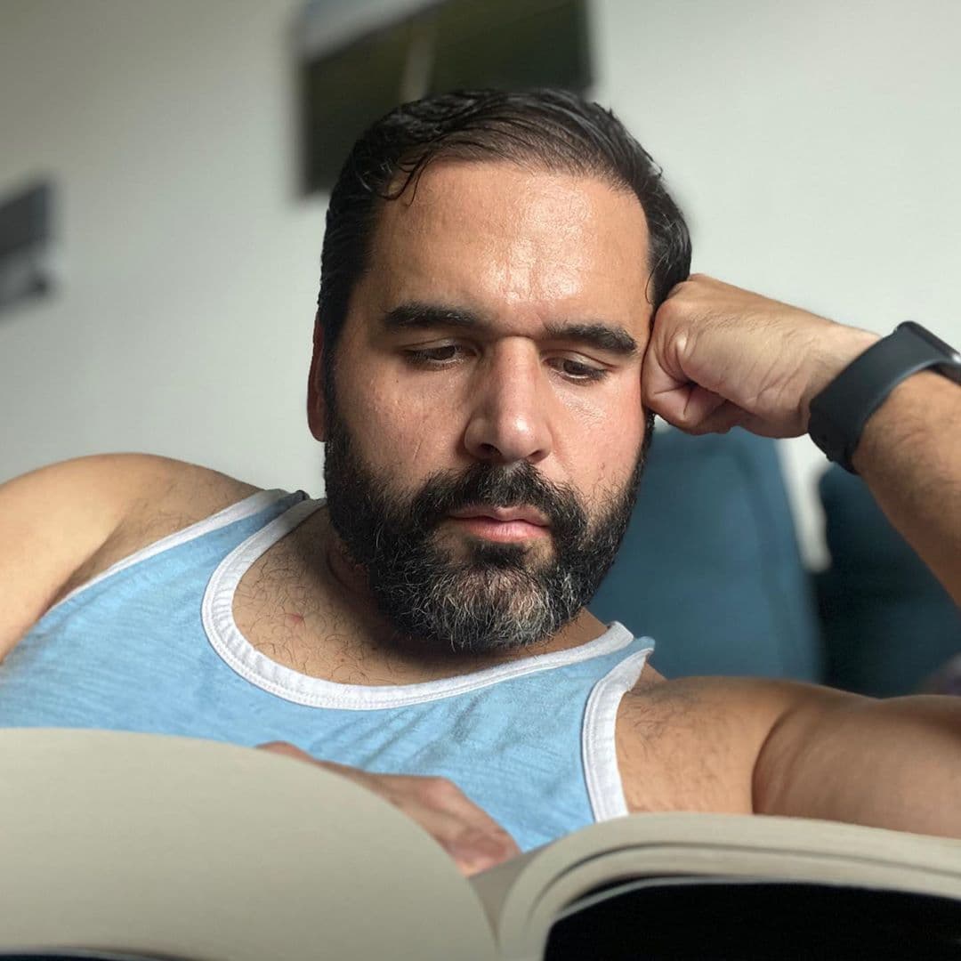 Una de las actividades que Albert nos ha contado que disfruta más en casa, es leer. Y como tuvimos días de lluvia, le pareció que nada más reconfortante que sumergirse en un buen libro mientras pasa la tormenta.