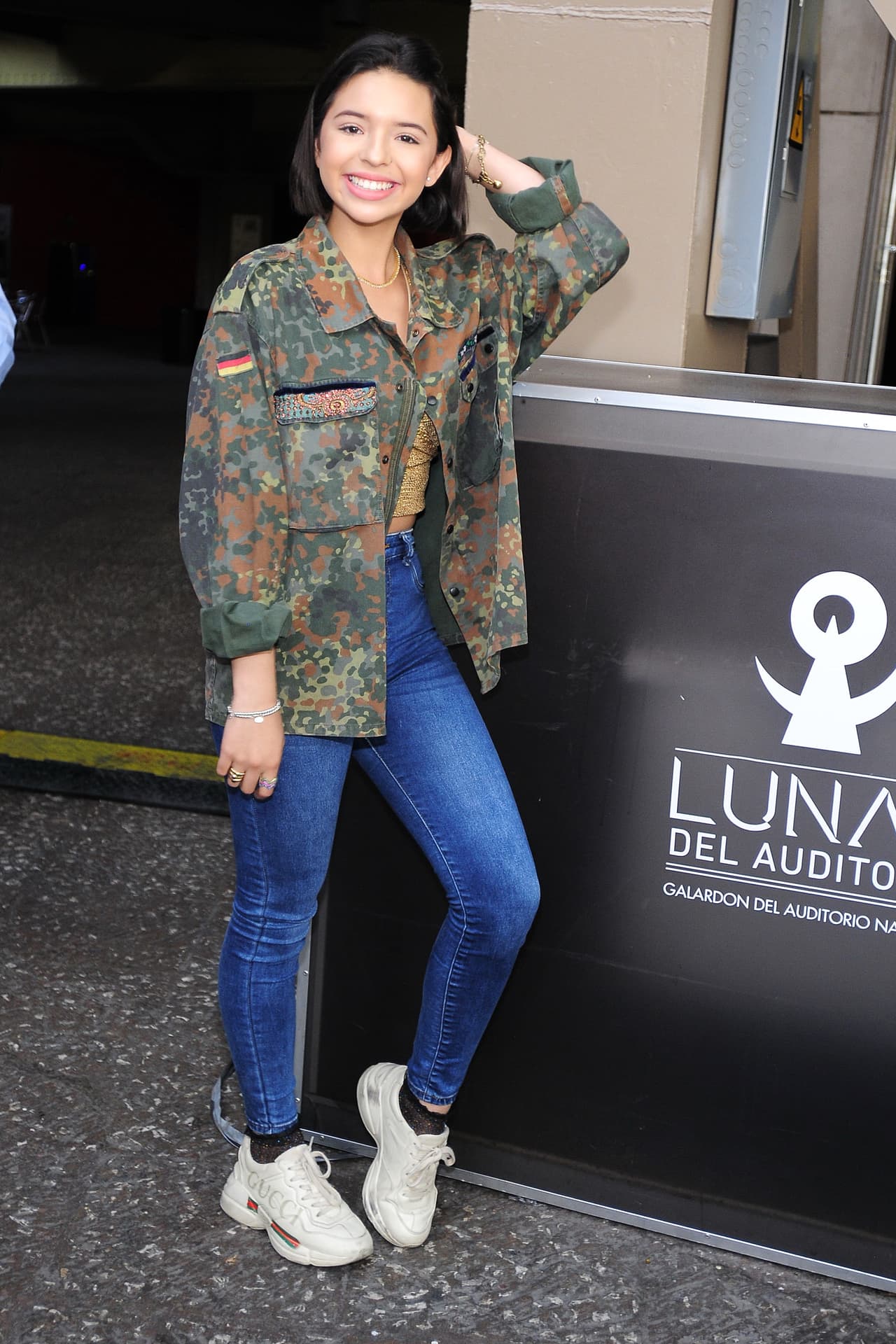 "A mí me gusta mucho eso de los viejos tiempos, que tenían que tratar mucho para conseguir a la novia y le mandaban flores a la mamá. Eso es lo que a mí me gusta. En lugar de que me manden emoticones, que me lo enseñen con su cara", concluyó.