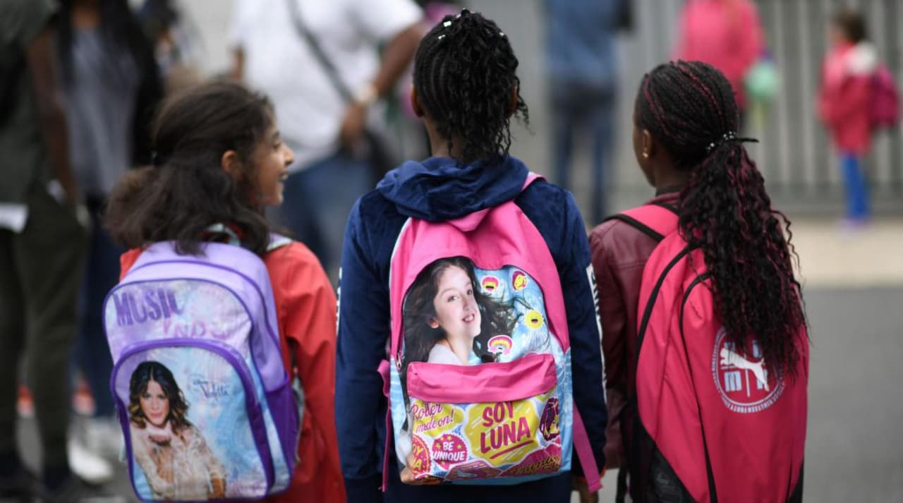 Este lunes 1 de agosto, cinco escuelas del Dallas ISD iniciaron un nuevo ciclo académico. "Está bien bonito, esta escuela siempre nos hace sentir como una familia", dice al respecto la señora Alma González, madre de una estudiante de primaria.
