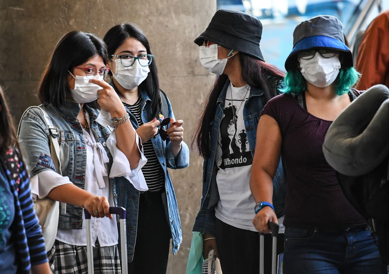 Pasajeras con máscaras protectoras en el aeropuerto internacional Arturo Merino Benítez en Santiago de Chile.