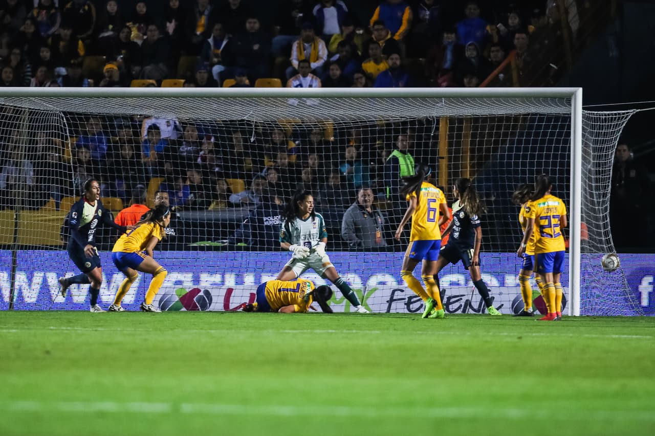 Justo antes de terminar el primer tiempo y tras un tiro de esquina llegó el primer gol del partido para el América.