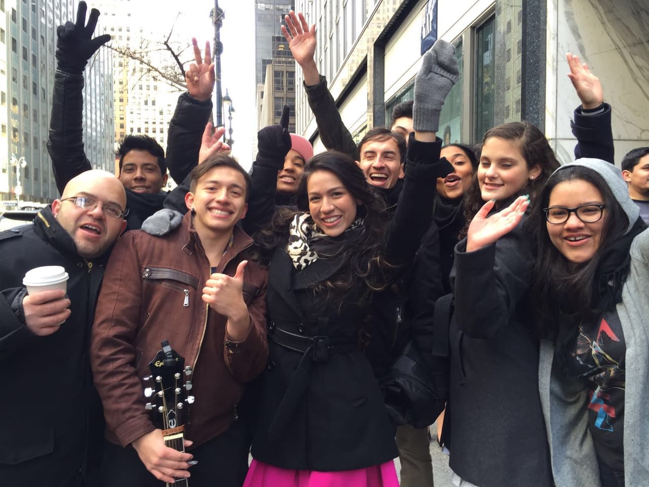 El primer reto de los neoyorquinos fue hacer una fila larga y aguantar frío, pero bien supieron como gozar la experiencia y esperar su turno. Vimos chicos cantando, tocando la guitarra, bailando y hasta se formaron bandas. Una vez más confirmamos que Nueva York tiene lo suyo y estará bien representado en esta nueva temporada.