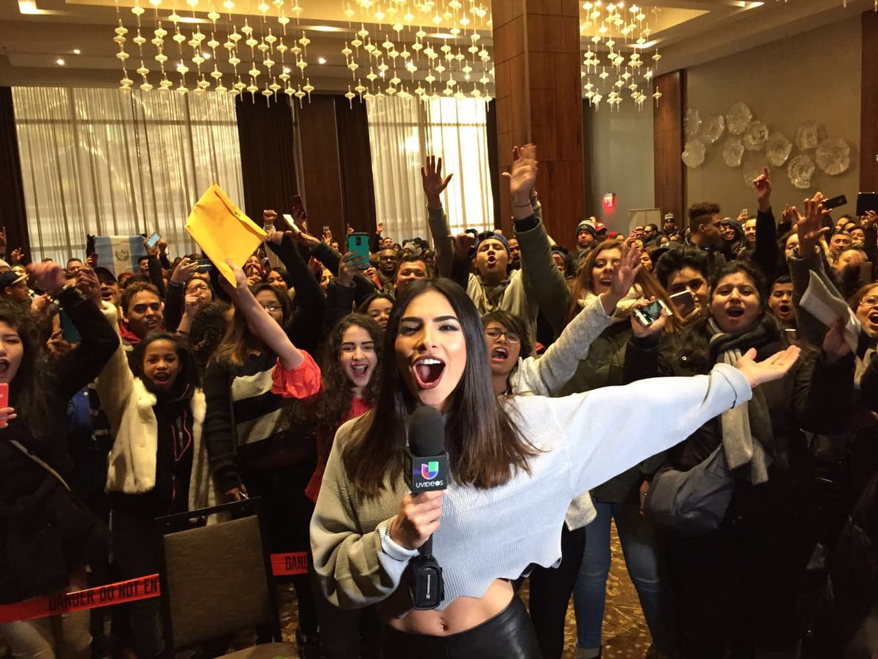 El primer reto de los neoyorquinos fue hacer una fila larga y aguantar frío, pero bien supieron como gozar la experiencia y esperar su turno. Vimos chicos cantando, tocando la guitarra, bailando y hasta se formaron bandas. Una vez más confirmamos que Nueva York tiene lo suyo y estará bien representado en esta nueva temporada.