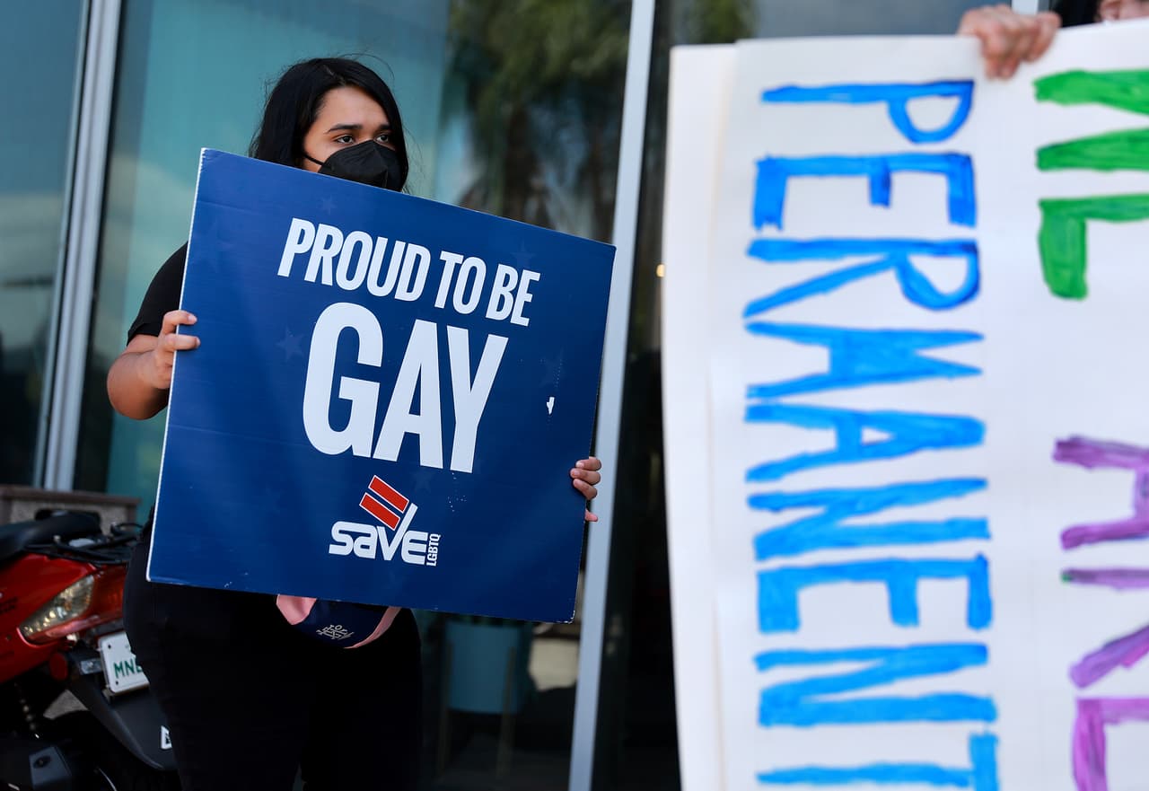 El senado de Florida aprobó el martes 8 de marzo el
<a href="https://www.univision.com/local/miami-wltv/senado-de-florida-aprueba-proyecto-de-ley-no-digas-gay-entrara-en-vigencia-en-julio" target="_blank">proyecto de ley conocido como “No digas Gay”</a> con una votación de 22 a 17.