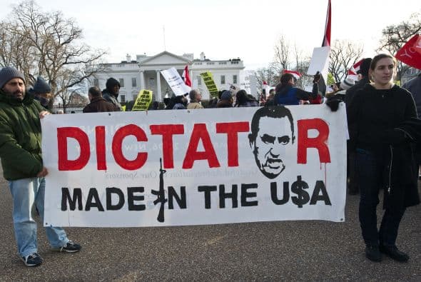 El gobierno de Estados Unidos dijo el jueves que conversa con altos funcionarios egipcios sobre la posibilidad de que Mubarak dimita cuanto antes y se forme un gobierno interino para luego convocar este año a elecciones libres y justas.