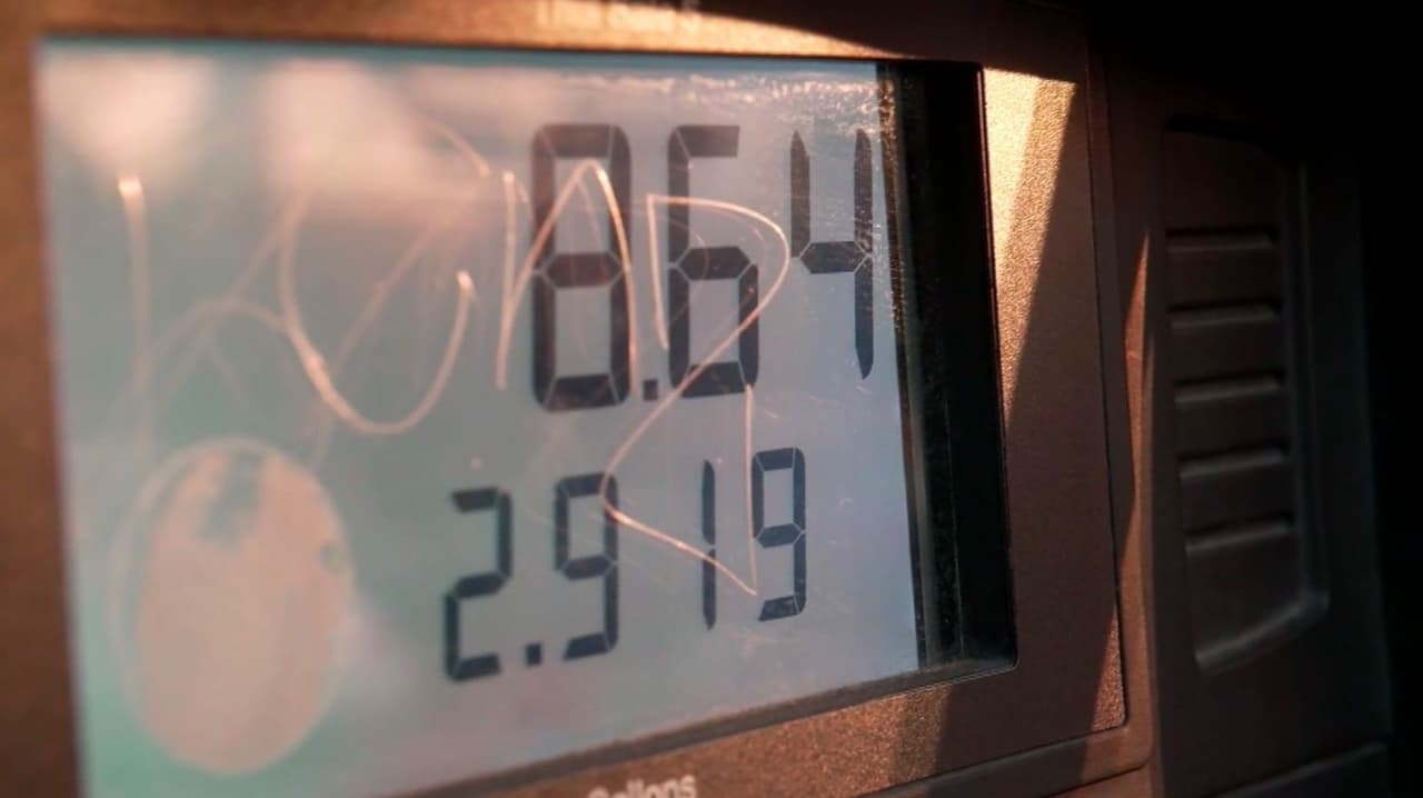 Precio de la gasolina llega casi a los $5 por galón en Filadelfia; residentes reciente impacto