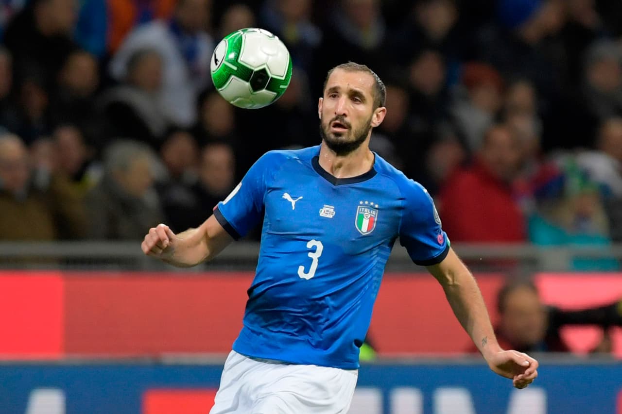 Chiellini, con mucha garra, buscaba los espacios por las bandas y por el centro del campo, pero Suecia se juntaba muy bien.
