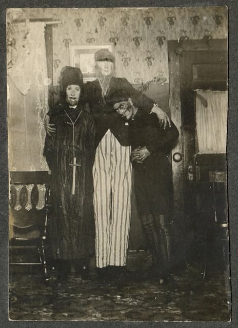 Creativos y espeluznantes lucen al mismo tiempo niños, mujeres y hombres.