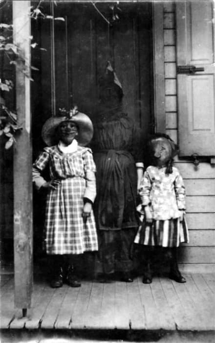 Los entusiastas de Halloween se acercaban a tiendas para buscar las partes que compondrían su ‘outfit’.