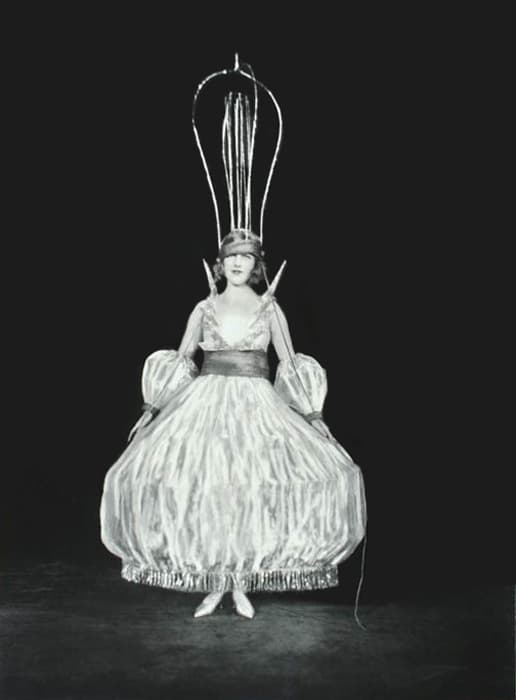 Además, podían verse los niños corretear con cuchillos de plástico.