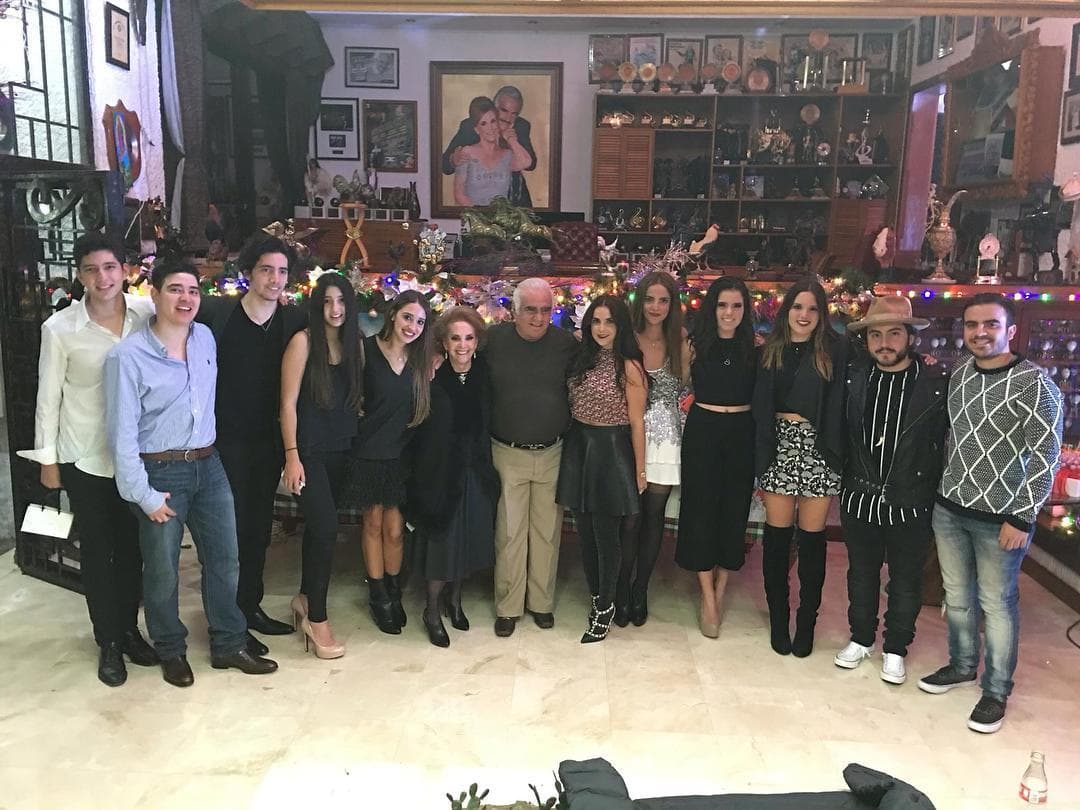 Así mismo, la pareja también celebró haber tenido 11 nietos, que les dieron felicidad y agrandaron aún más a su familia.