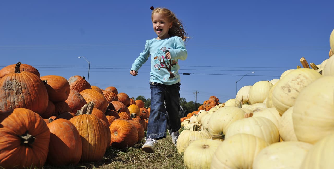 Austin Public Health destacó la pasada semana que las 
<a href="https://www.univision.com/local/austin-kakw/condado-travis-extiende-orden-de-usar-mascarillas-hasta-el-15-de-diciembre"><b>órdenes de quedarse en casa y usar mascarillas de la ciudad </b></a>y del condado de Travis todavía están vigentes hasta el 15 de diciembre.