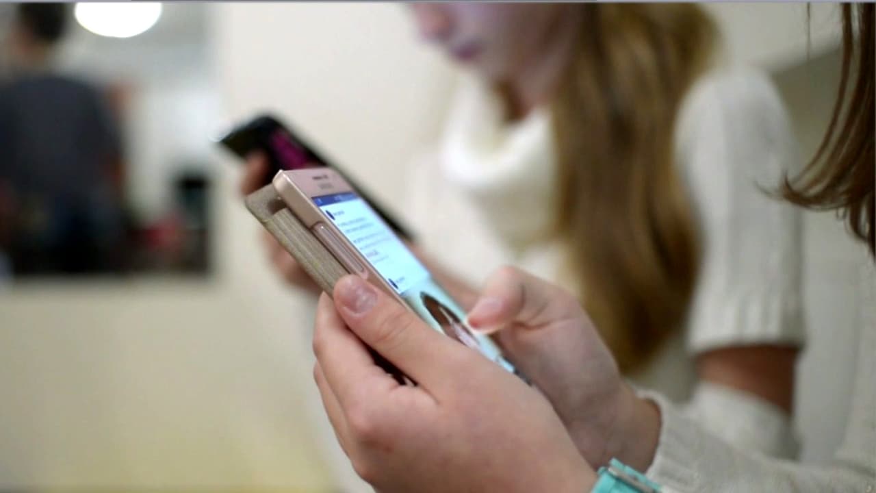 El gobernador JB Pritzker promulga ley que prohíbe el uso de celulares durante el horario escolar en Illinois