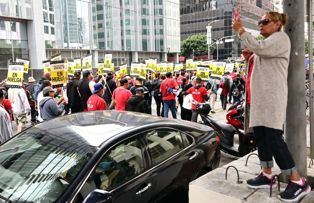 Por su nutrida participación, la manifestación llamó la atención de residentes y visitantes en el centro de Los Ángeles.