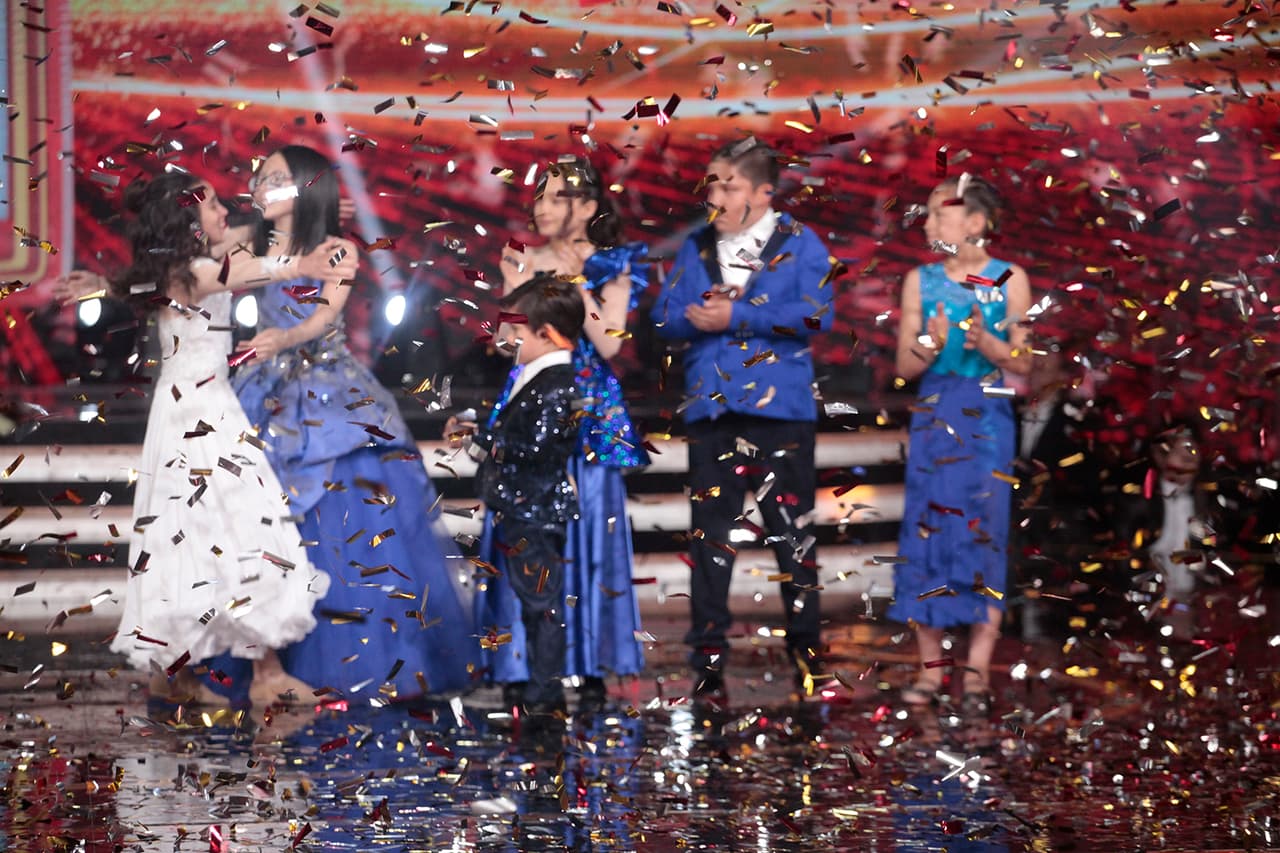 En un acto de camaradería, Sara se acercó a abrazar a sus compañeros del escuadrón de los 'Supersabios'.