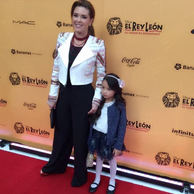 Igualmente la pequeña asiste a las alfombras rojas y premieres con su mami.