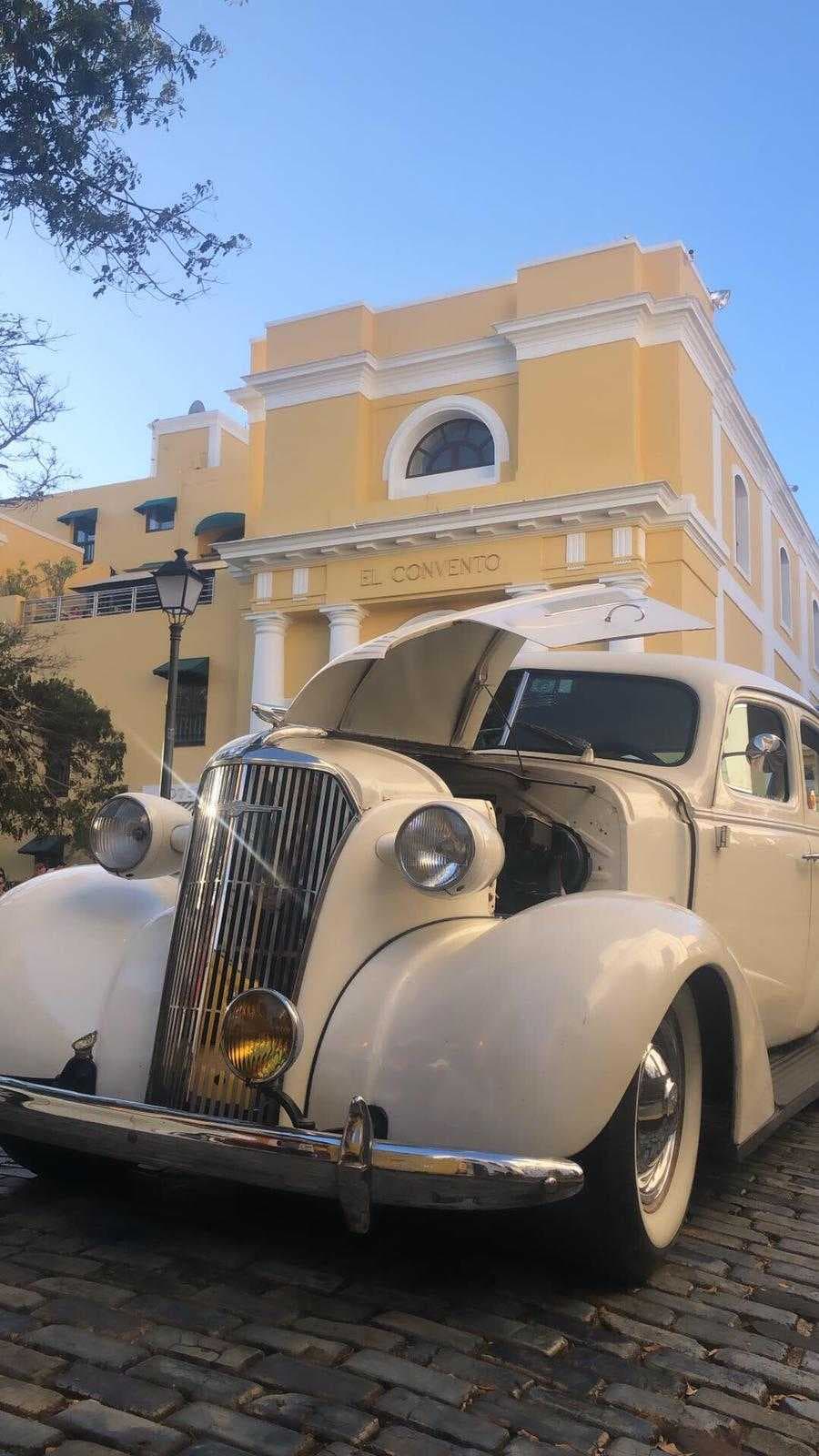 La novia llegó a la Catedral de San Juan en un automóvil clásico, un 1937 Chevrolet Master Deluxe color blanco.