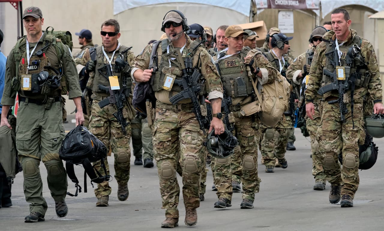 Elementos de la Oficina Federal de Investigaciones (FBI) llegan al estadio Rose Bowl de Pasadena para resguardar el Tazón de las Rosas.