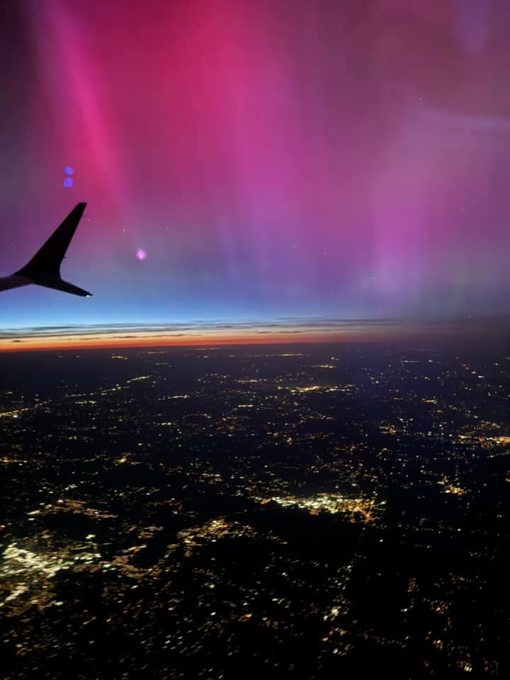 En un vuelo de Nueva York a Dallas, Lulú Torres captó estos increíbles colores en el cielo y con una bella vista de la ciudad.