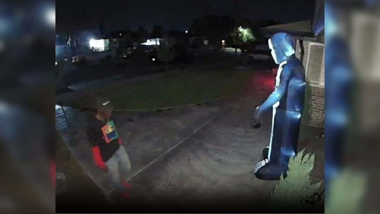 En las últimas noches, se ha reportado el robo de esqueletos, fantasmas y paquetes de Amazon de los porches de las casas.