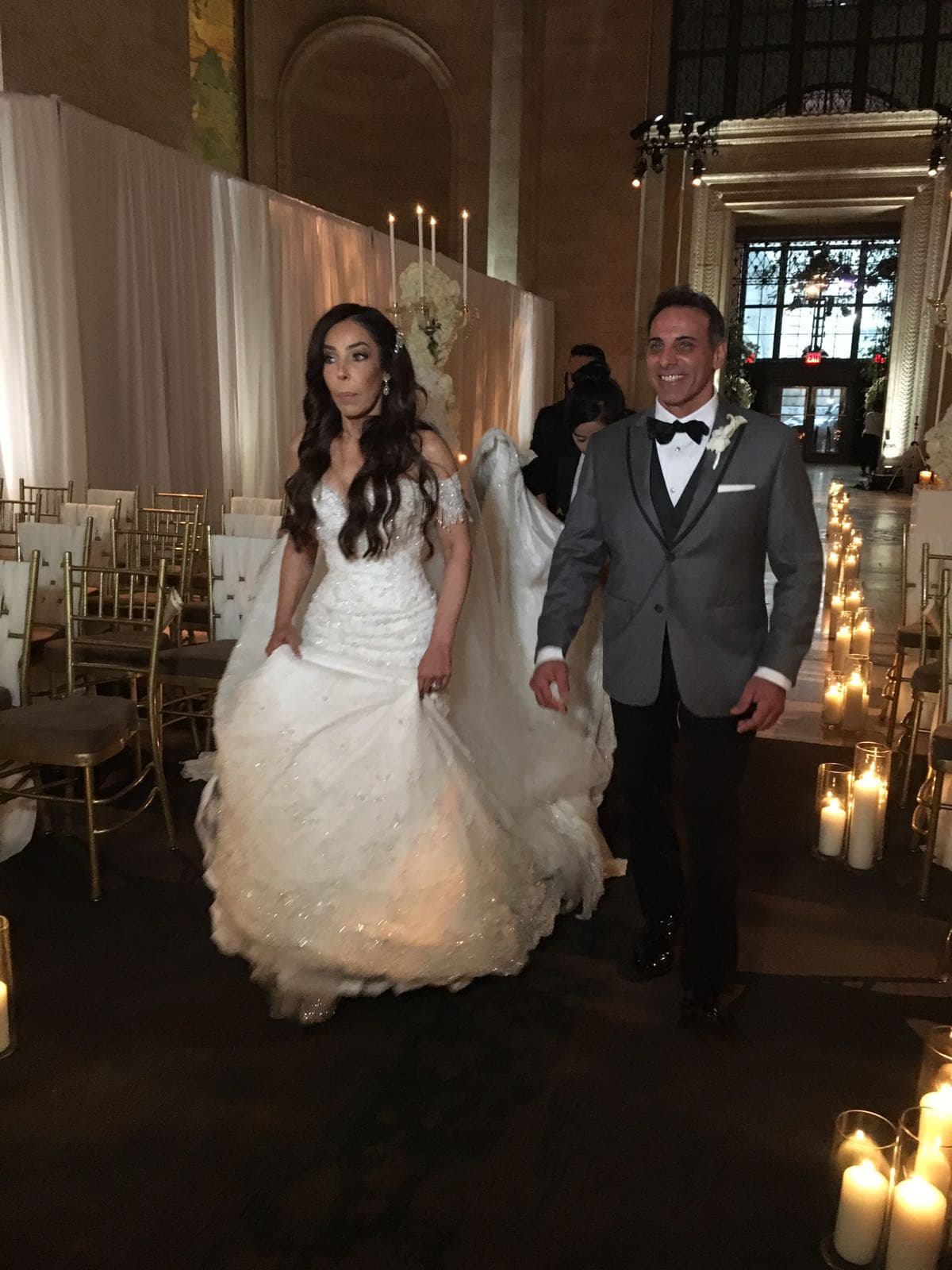 El camino hacia el altar estuvo decorado con más de 100 velas de tres diferentes tamaños y pétalos de flores blancas.
