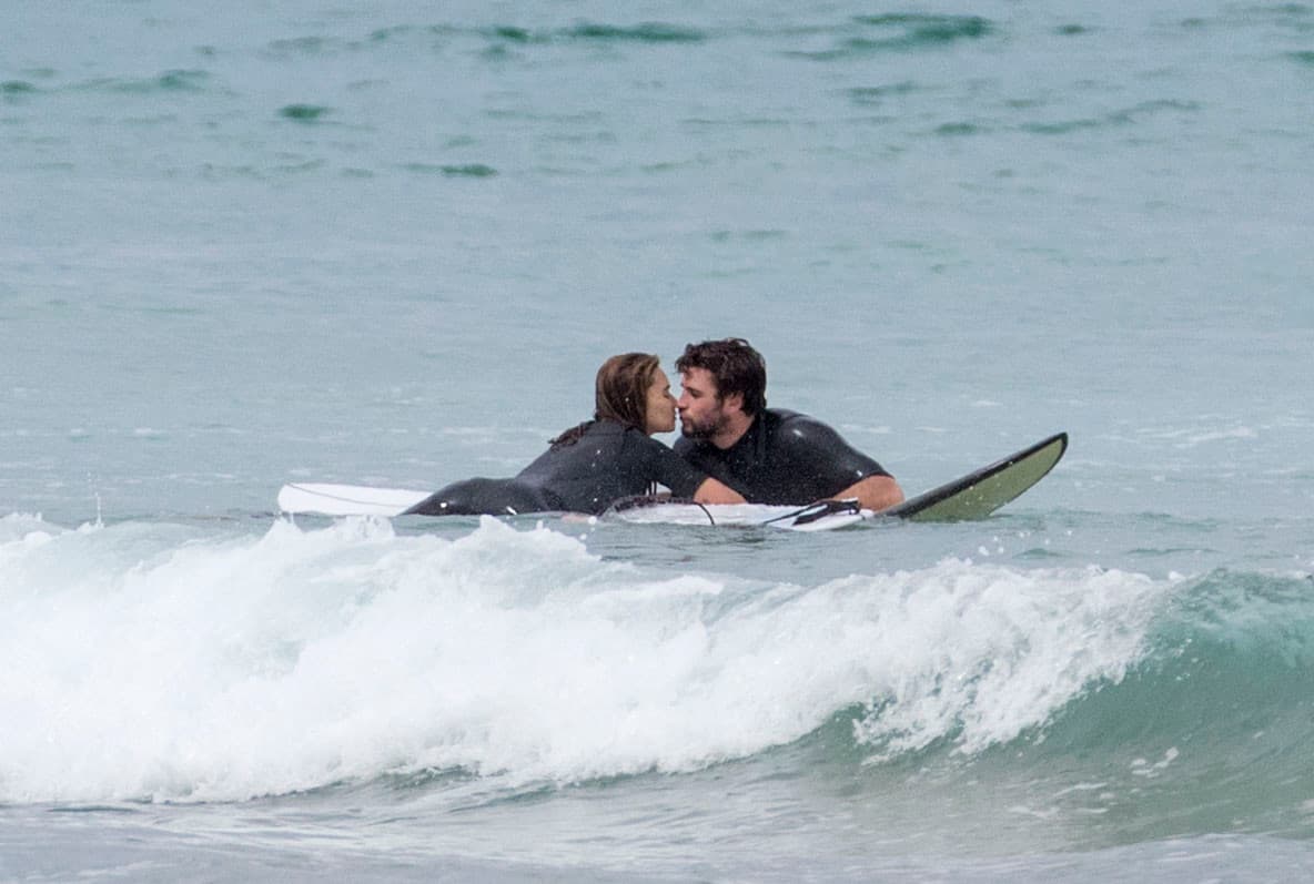 Mientras descubren el potencial de la relación, hace una semana fueron vistos en Phillip Island. Además de disfrutar de las olas, Hemsworth y Brooks aprovecharon para besarse al ritmo del mar.