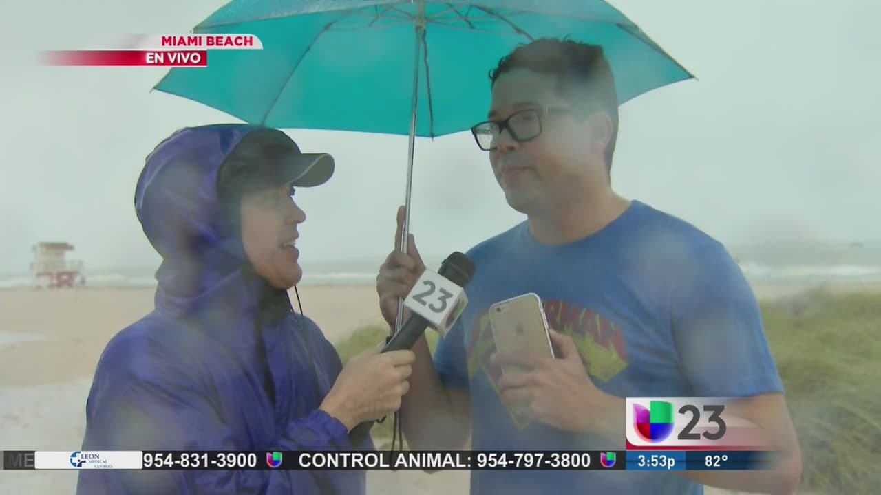 Captan a Mr Cash de curioso en Miami Beach durante el embate del huracán Matthew