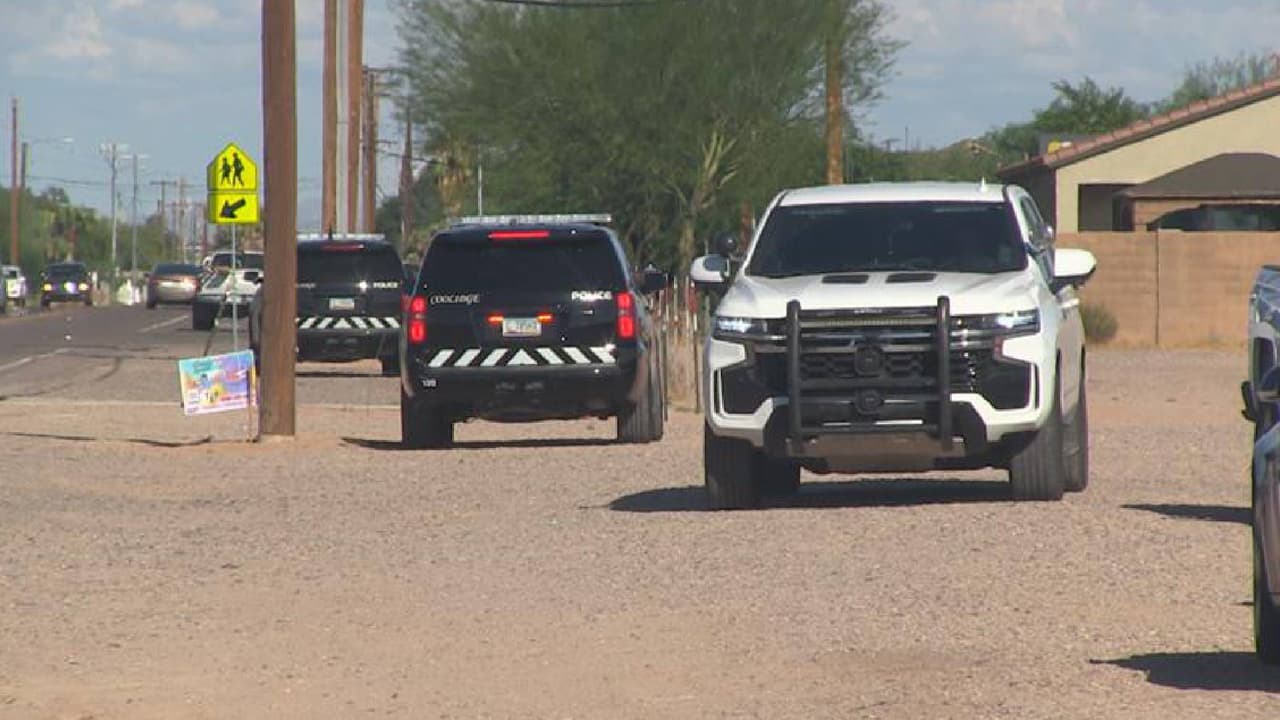 Sin embargo, la búsqueda del sospechoso, que se considera armado y peligroso, continúa, por lo que “no se permite la entrada al vecindario Seasons at the Village”, según la policía