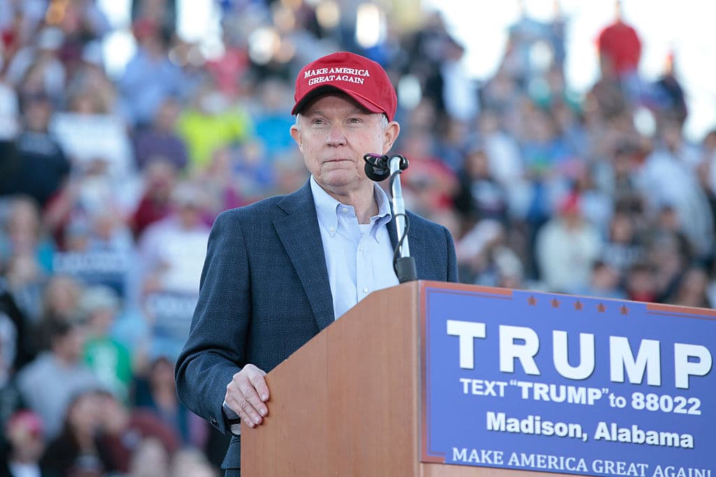 <b>De los primeros trumpistas. </b>Como senador por Alabama, Jeff Sessions fue uno de los primeros colaboradores en la campaña de Donald Trump cuando todavía muchos republicanos ni siquiera pensaban en él como candidato presidencial del partido. Se desempeñó como uno de los principales asesores de política exterior y lo acompañó en muchos actos de campaña.