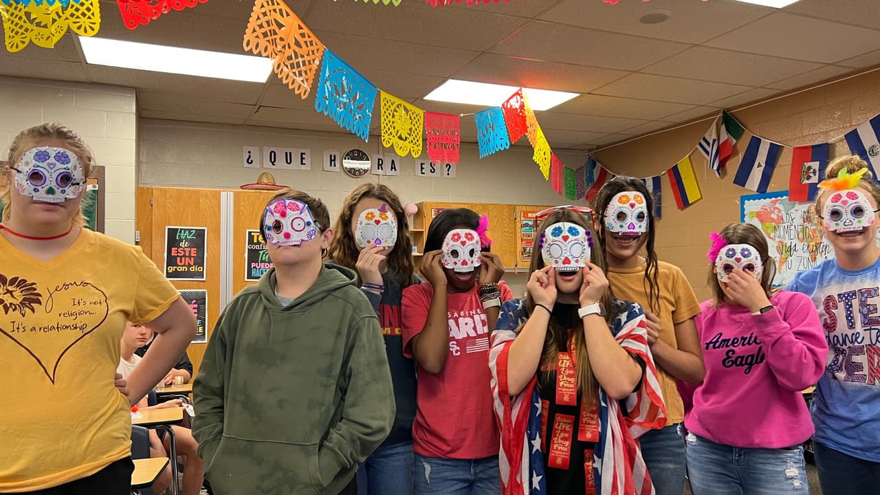 En la clase de español también aprenden a calentar tortillas y hacer calaveritas del Día de Muertos.