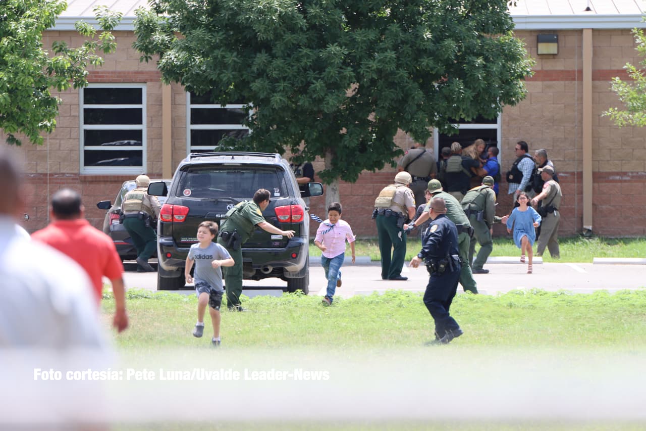 Por medio de susurros, los niños luchaban por alertar a la policía del infierno que estaban viviendo, mientras el joven armado disparaba en dos aulas contiguas separadas solo por una puerta. 
<br>