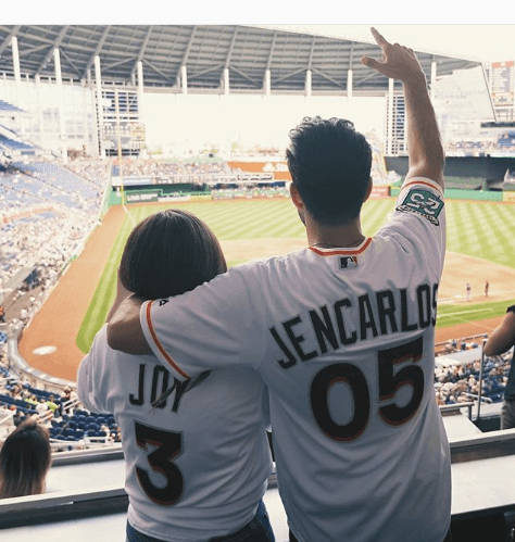 No tardaron en surgir los rumores de romance entre ellos después de que ambos interpretaron el himno nacional de los Estados Unidos en un partido de béisbol. Cuando se le cuestionó al actor acerca de un supuesto noviazgo en Primer impacto, contestó: “A veces conoces a una persona por la que que sientes algo, sientes química, simplemente no es el momento adecuado pero por algo será, quien sabe, quizás algo nos tendrá el mañana”.