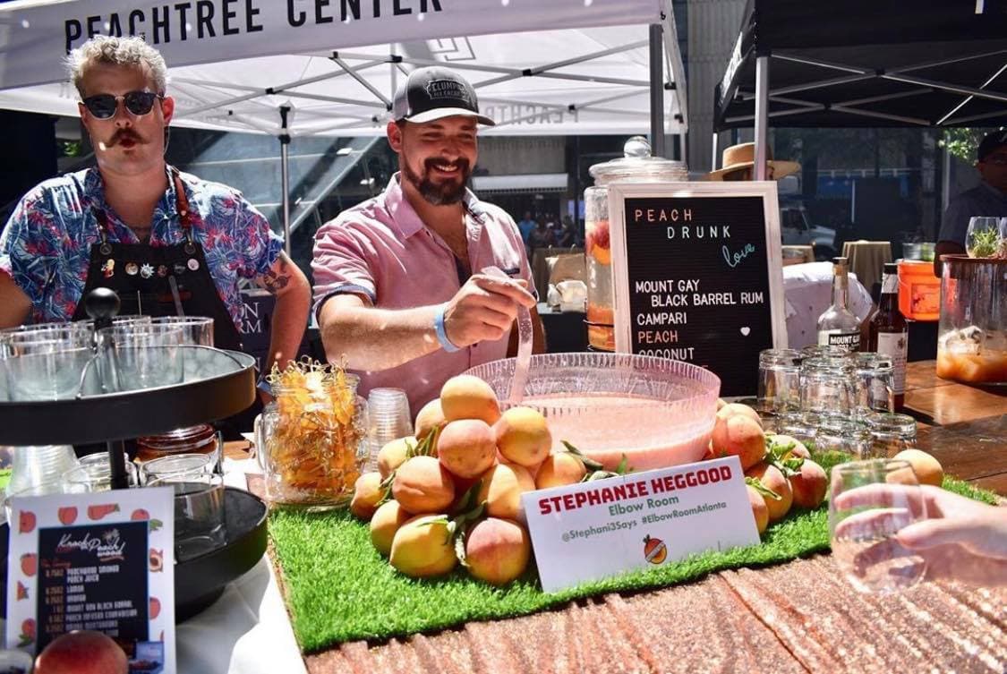 <b>Evento</b>: Peachfest
<br>
<b>Fecha</b>: 23 de julio
<br>
<b>Lugar</b>: Peachtree Center Plaza
<br>
<b>Sitio web</b>:
<a href="https://www.peachfest.org/">https://www.peachfest.org/</a>
<br>
<br>Durante Peachfest, los invitados podrán disfrutar de platos centrados en durazno, cerveza, vino, cócteles con infusión de durazno y más seleccionados por personas influyentes líderes en la industria de alimentos y bebidas de Atlanta.