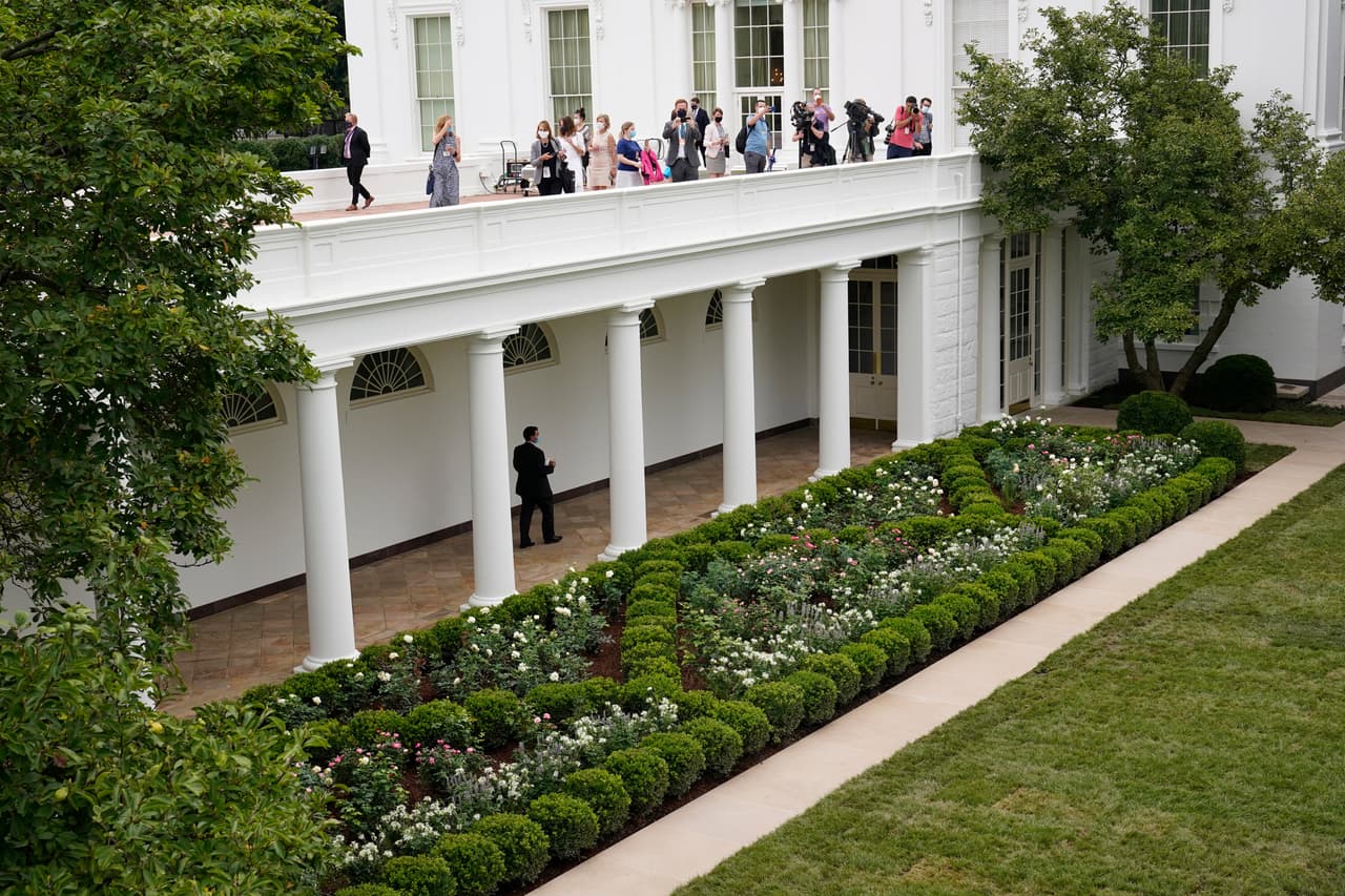 Hasta antes de la remodelación el jardín databa de la época de los Kennedy. Melania Trump dijo que el espacio necesitaba una “renovación integral” luego de décadas de uso para bodas, cenas de Estado e innumerables conferencias de prensa presidenciales.