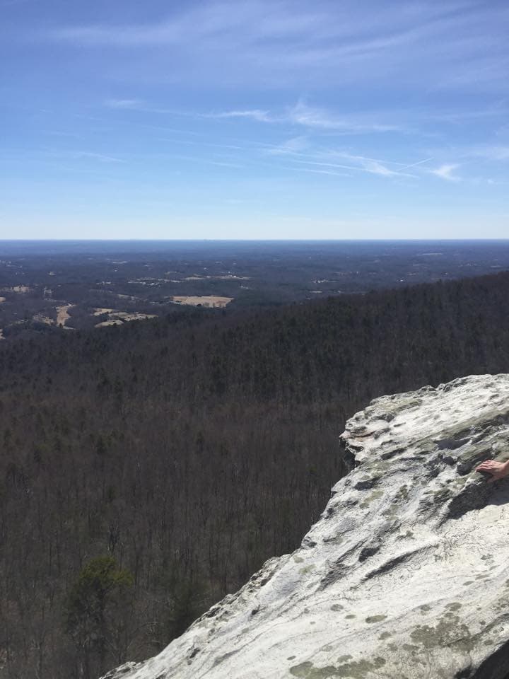El sendero de ida y vuelta de 2.6 millas comienza en el estacionamiento del centro de visitantes del y te lleva hasta la cima. Después de la corta y empinada subida, tendrás vistas impresionantes de los valles cercanos.