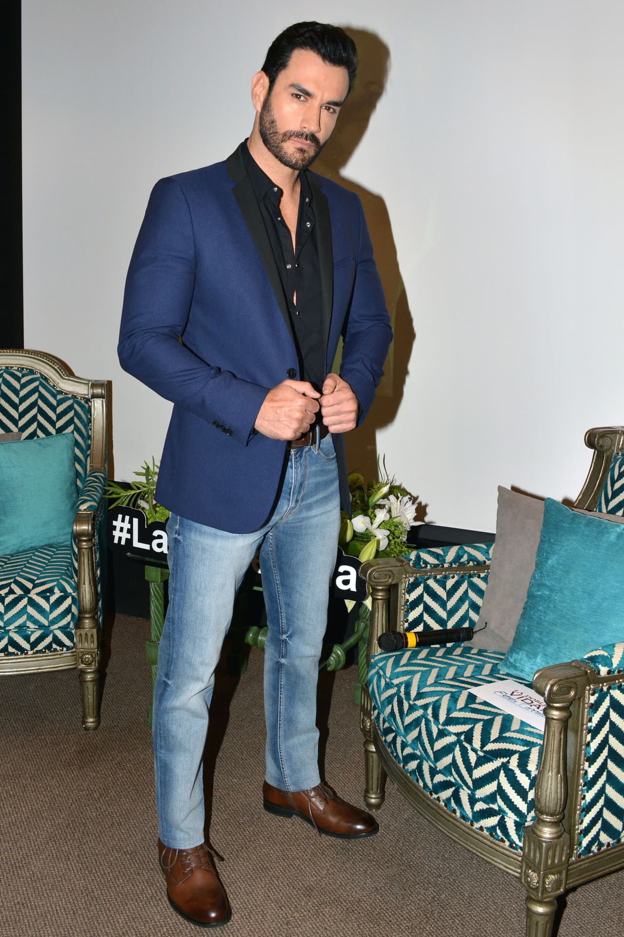 Otros famosos cuya intimidad ha sido expuesta son 
<b><a href="https://www.univision.com/entretenimiento/chismes/david-zepeda-habla-de-su-video-sexual" target="_blank">David Zepeda </a></b>(foto) y hasta
<b><a href="https://www.univision.com/series/su-nombre-era-dolores/asi-fue-el-escandalo-del-video-sexual-de-jenni-rivera" target="_blank"> la fallecida Jenni Rivera. </a></b>