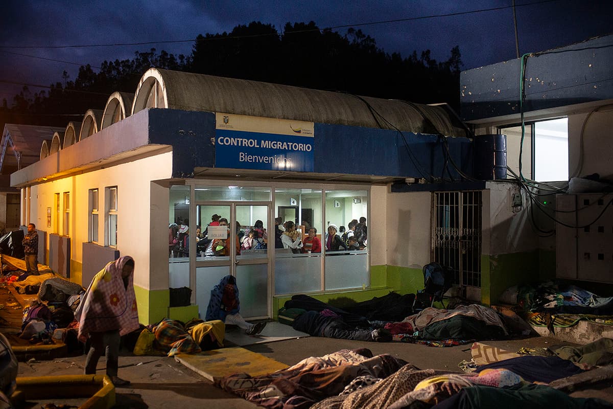 La demanda de migrantes venezolanos supera la capacidad instalada de los albergues pasar la noche. Muchos duermen en el suelo, frente a la aduana.