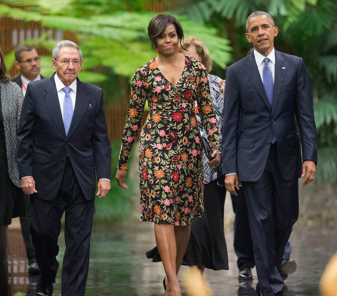 En la legendaria cena de Estado ofrecida por Raúl Castro, Michelle Obama escogió un vestido finamente bordado en flores del diseñador indio Naeem Khan, quien diseñó también los suntuosos vestidos de sus hijas, Malia y Sasha Obama para la cena de Estado realizada recientemente en la Casa Blanca, en honor del Primer Ministro de Canadá. El vestido que usó originalmente era largo, pero se adecuó al alto que exigía el 
<i>dress code</i>.