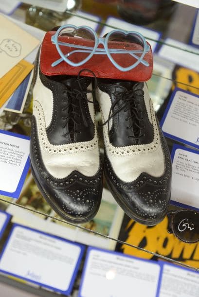 Su eres fanático de Elton John quizá podrías haber pagado entre $2,000 y $4,000 por este par de zapatos.