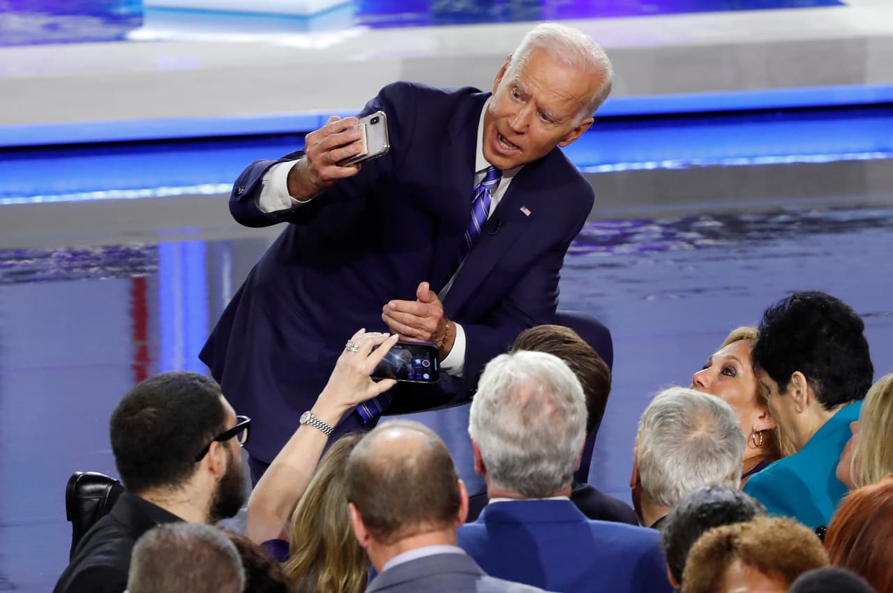El exvicepresidente 
<a href="https://www.univision.com/temas/joe-biden">Joe Biden</a>, que lidera la encuestas de intención de voto, defendió el gobierno de 
<a href="https://www.univision.com/temas/barack-obama">Barack Obama</a>, aunque deportó a más de tres millones de indocumentados. "El presidente Obama, creo, hizo un gran trabajo, compararlo con lo que está haciendo este tipo es absolutamente..., me parece casi inmoral", dijo. Biden lucía confiado, pero a medida que fue avanzando el careo sus intervenciones no fueron tan asertivas como algunos habrían esperado. Esta ocasión no se produjo el "todos contra Biden", pero saltaron a la vista los posibles flancos de ataque a los que se expone por haber formado parte del gobierno.