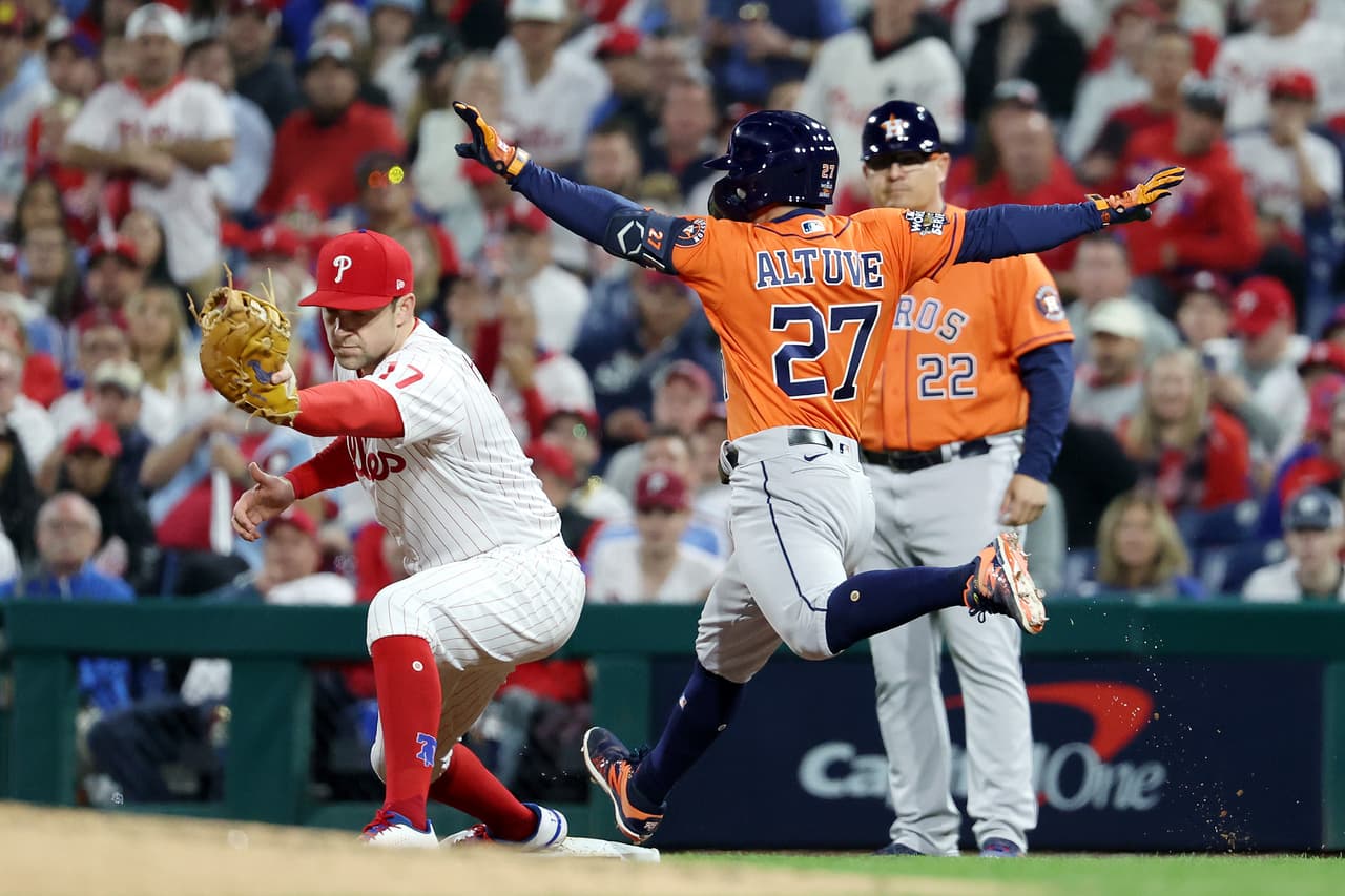 Rhys Hoskins atrapa el balón para sacar a José Altuve durante la tercera entrada.