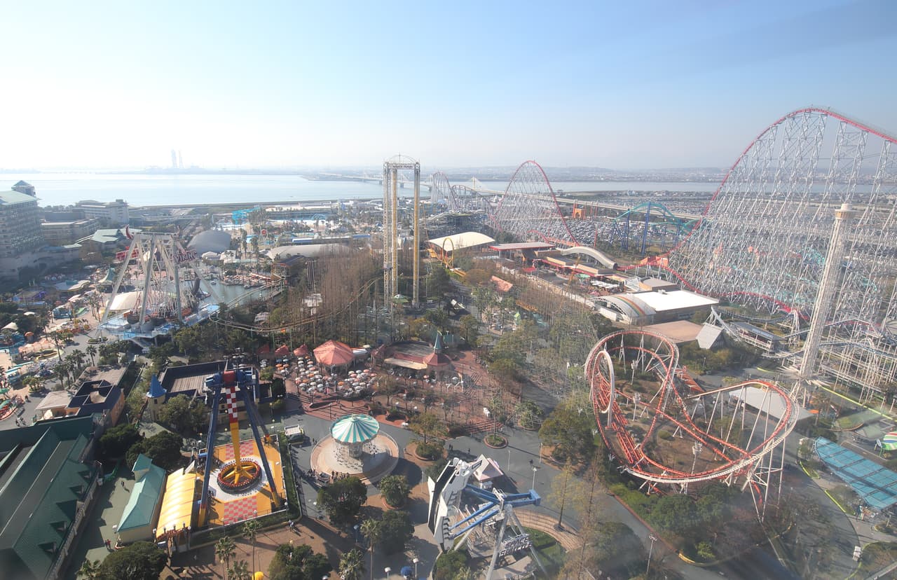 <b>Puesto 9. Nagashima Spa Land</b>
<br>
<br>Número de atracciones: 45
<br>
<br>Costo por atracción: 1.09 dólares
<br>
<br>Ubicación: Kuwana, Japón
<br>
<br>Esta instalación agrupa un parque acuático, un complejo de aguas termales, un centro comercial y un parque de flores.
<a href="https://www.japan-guide.com/e/e3313.html"><u>Sus principales atracciones son las montañas rusas</u></a>.
<br>
<br>“Los parques temáticos suelen ser famosos por ser muy caros, especialmente si tienes una familia”, dijo a Forbes Angelica Harding,
<a href="https://www.forbes.com/sites/laurabegleybloom/2021/09/27/theme-parks-where-you-get-the-most-rides-for-your-money-you-wont-believe-the-worst/?sh=24b4949e76e1"><u>directora de desarrollo internacional de Etias.com</u></a>, una empresa basada en Reino Unido.