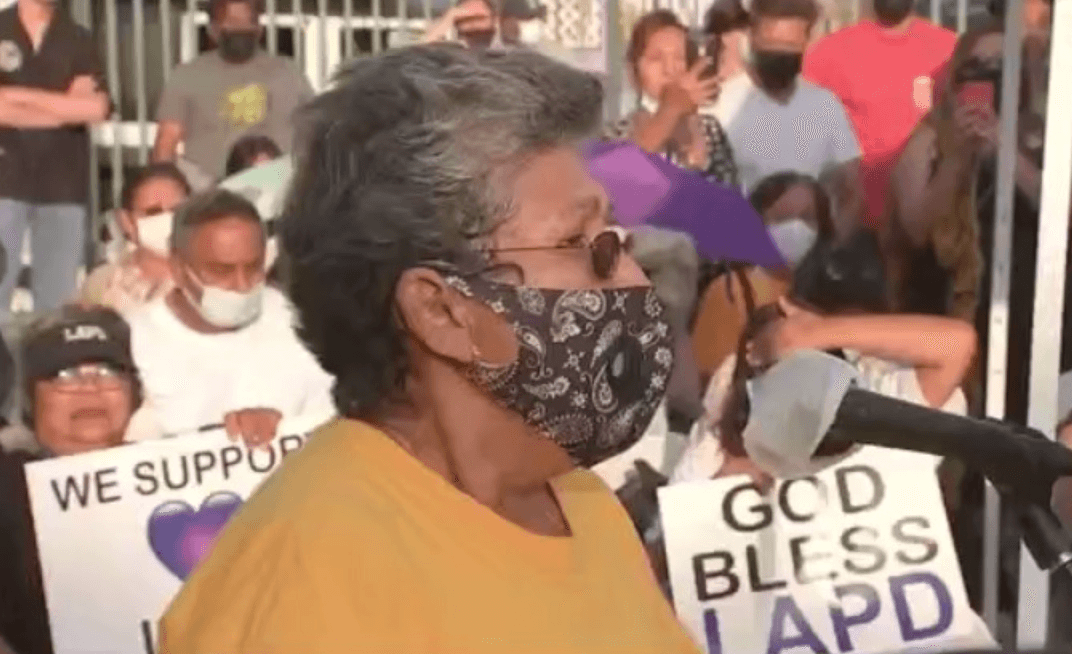 Tensión e indignación: Afectados por explosión en el sur de Los Ángeles se reúnen con las autoridades